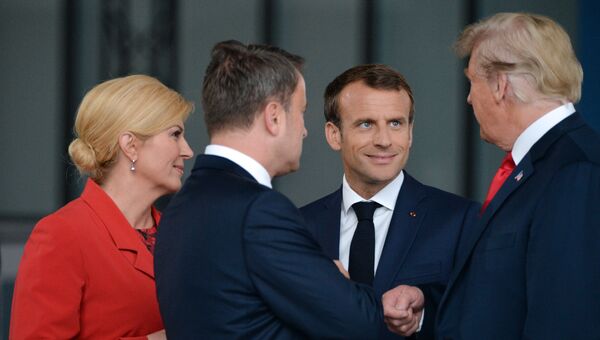 Президент Хорватии Колинда Грабар-Китарович, премьер-министр Люксембурга Ксавье Беттель, президент Франции Эммануэль Макрон и президент США Дональд Трамп на саммите НАТО в Брюсселе. 11 июля 2018