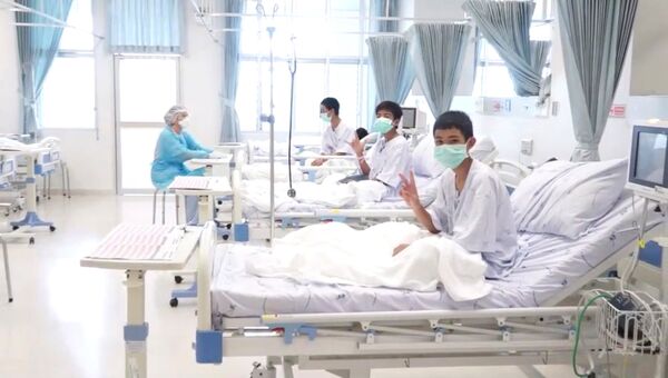 Спасенные из пещеры в Таиланде дети в больнице Чианграя. 11 июля 2018