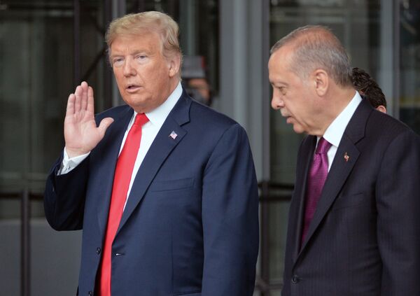 Дональд Трамп и президент Турции Реджеп Тайип Эрдоган на саммите стран — участниц НАТО в Брюсселе. 11 июля 2018 Дональд Трамп и президент Турции Реджеп Тайип Эрдоган на саммите стран — участниц НАТО в Брюсселе. 11 июля 2018