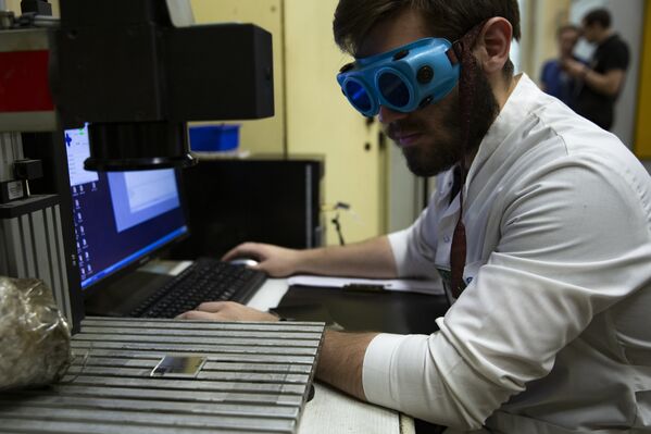 Студент НИЯУ МИФИ выполняет задание WorldSkills по компетенции Лазерные технологии
