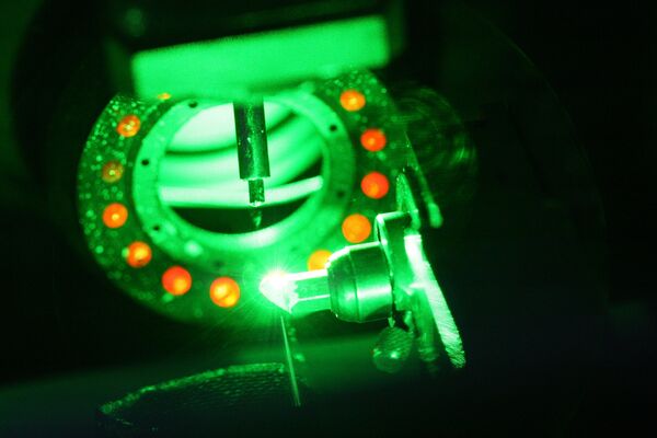 Операция лазерной распилки кристалла алмаза на Смоленском ювелирном заводе Кристалл