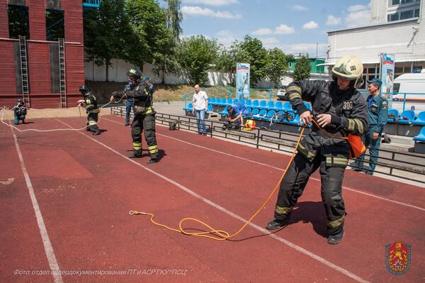 Номинанты на звание Лучшего пожарного вяжут двойную спасательную петлю на скорость Номинанты на звание Лучшего пожарного вяжут двойную спасательную петлю на скорость