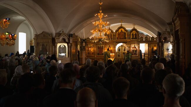 Верующие во время вечерней службы в Спасо-Преображенском соборе в день церковного празднования памяти валаамских чудотворцев преподобных Сергия и Германа