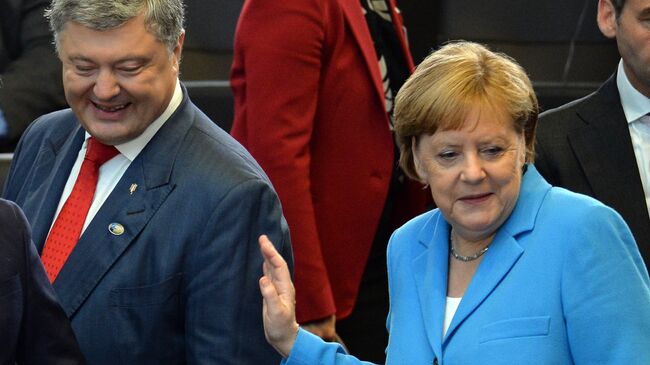 Президент Украины Петр Порошенко и федеральный канцлер ФРГ Ангела Меркель. Архивное фото