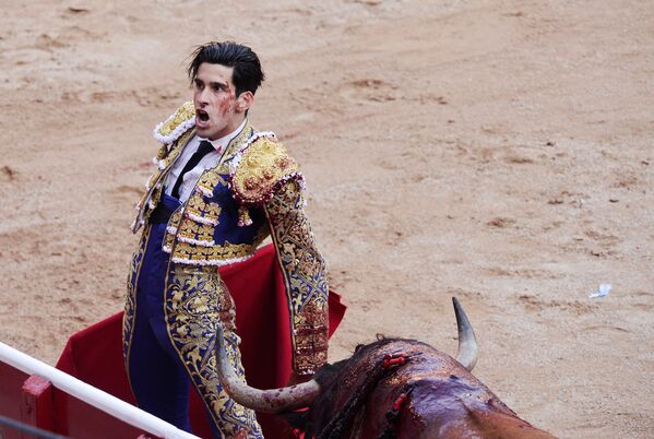 Испанский тореадор во время боя быков на фестивале Сан-Фермин в Памплоне, Испания. 10 июля 2018 года
