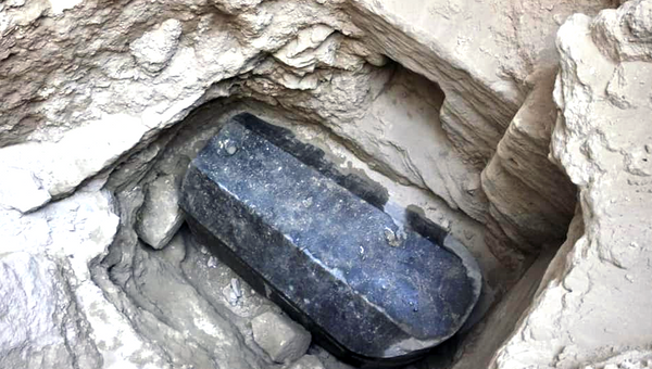 Огромный черный саркофаг, обнаруженный под зданием в районе города Александрия. Архивное фото
