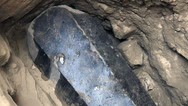 Огромный черный саркофаг, обнаруженный под зданием в районе города Александрия