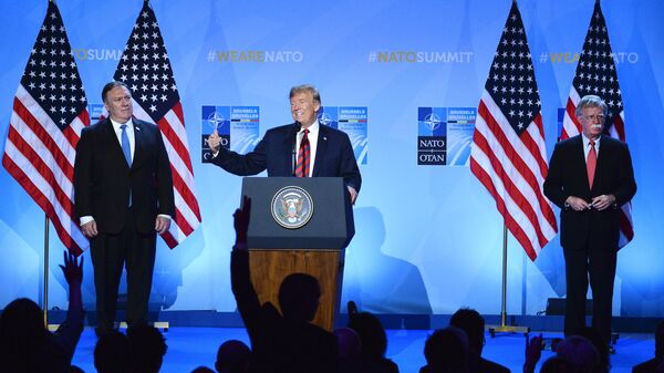 Госсекретарь США Майк Помпео, президент США Дональд Трамп и советник президента США по вопросам национальной безопасности Джон Болтон на саммите НАТО. 12 июля 2018