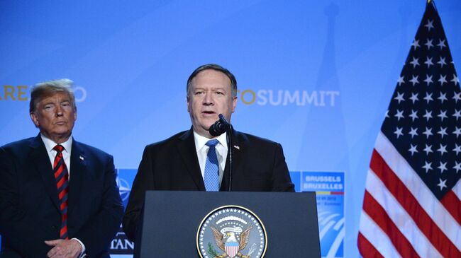 Президент США Дональд Трамп и государственный секретарь США Майк Помпео на саммите НАТО. 12 июля 2018