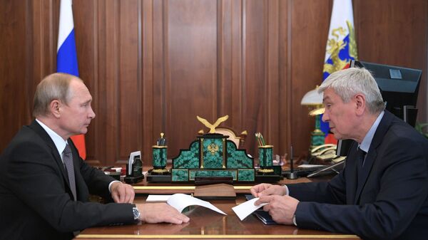 Президент РФ Владимир Путин с директором Федеральной службы по финансовому мониторингу Юрием Чиханчиным во время встречи. 12 июля 2018