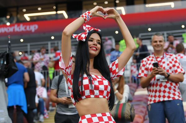 Болельщица сборной Хорватии перед полуфинальным матчем чемпионата мира по футболу между сборными Хорватии и Англии.