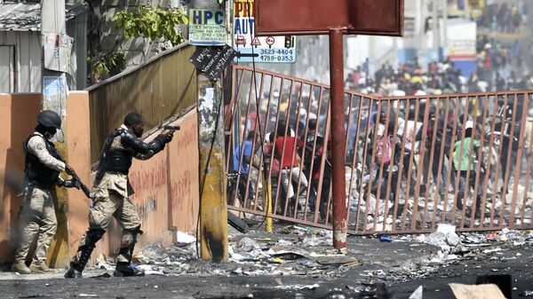Полиция сдерживает толпу во время протеста против роста цен на топливо, Гаити. Архивное фото