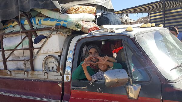 Сирийцы уезжают из лагеря для беженцев, намереваясь возвратиться в свои дома в регионе Каламун в Сирии
