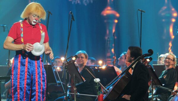 Единственный в мире клоун-дирижер Мелвин Тикс выступает на сцене Театра оперы и балета Санкт-Петербургской государственной консерватории имени Римского-Корсакова