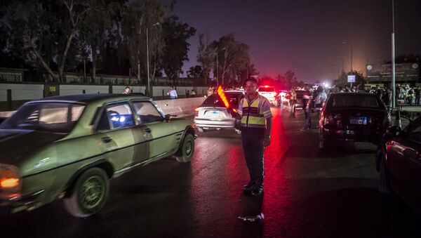 Египетский полицейский регулирует движение на дороге рядом с  нефтехимической компанией Гелиополис после произошедшего ночью взрыва резервуара с топливом. 12 июля 2018