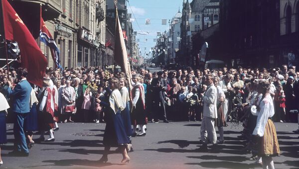 Народные гулянья в день праздника песни в Латвии. 1966 год