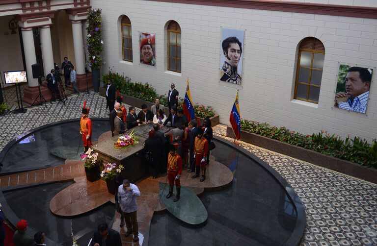 Могила президента Уго Чавеса во время первой годовщины его смерти в Куартле-де-ла-Монтана в Каракасе. 5 марта 2014 Могила президента Уго Чавеса во время первой годовщины его смерти в Куартле-де-ла-Монтана в Каракасе. 5 марта 2014