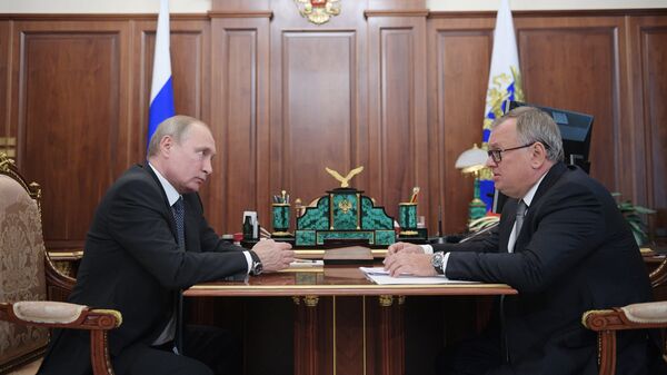 Президент РФ Владимир Путин и президент – председатель правления Банка ВТБ Андрей Костин во время встречи. 13 июля 2018