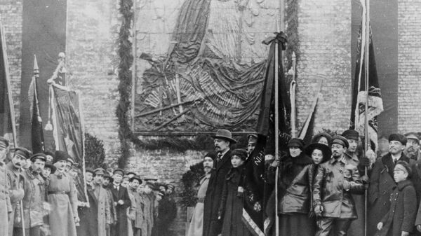 В. Ленин и Я. Свердлов на Красной площади у Кремлевской стены во время демонстрации трудящихся, 1918 год 