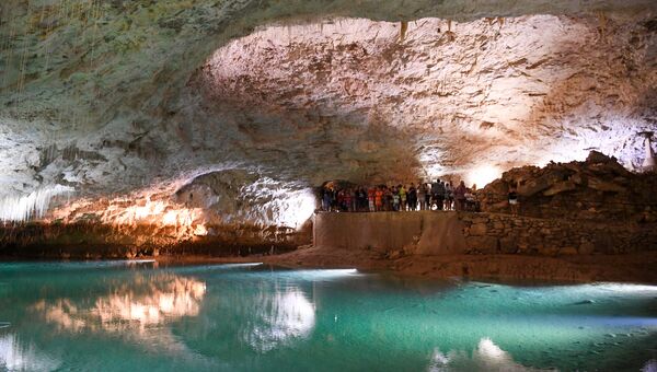 Туристы в пещере Шоранш во Франции