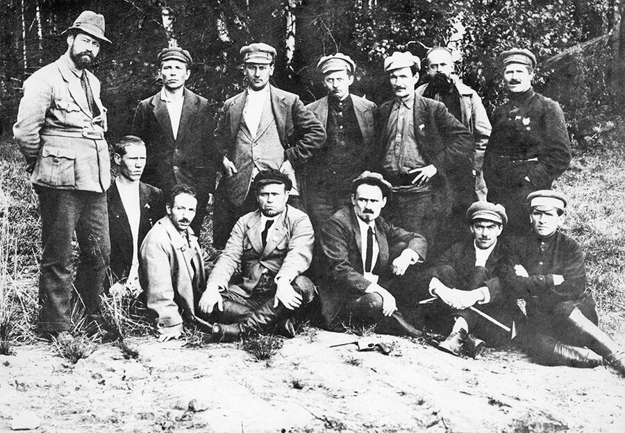 Группа уральских большевиков у могилы Романовых