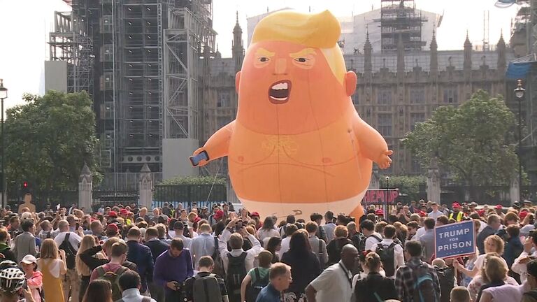 Гигантский шар малыша Трампа подняли в воздух в Лондоне Гигантский шар малыша Трампа подняли в воздух в Лондоне