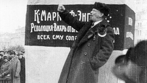 В. И. Ленин выступает на открытии временного памятника Карлу марксу и Фридриху Энгельсу на площади Революции. 7 ноября 1918 года