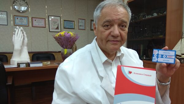Главный кардиолог Свердловской области Ян Габинский демонстрирует уникальный коронарный паспорт, созданный в Уральском институте кардиологии