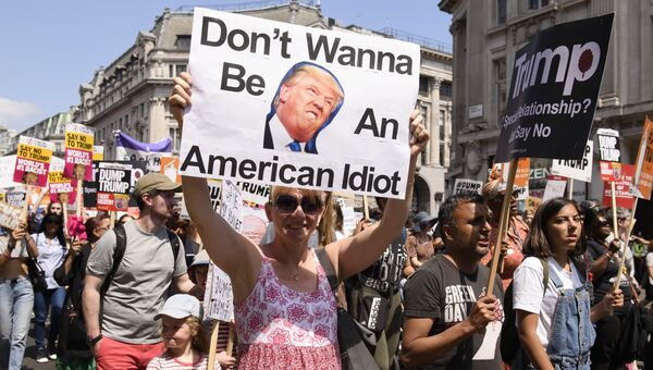 Участники акции против визита президента США Дональда Трампа в Великобританию на Площади Парламента в Лондоне. 13 июля 2018