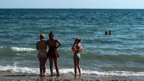 Отдыхающие на пляже Фонтанка в Одессе