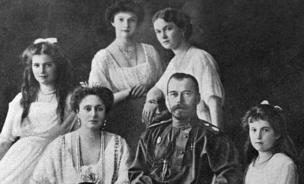 Русский Император Николай II с семьёй. Архивное фото