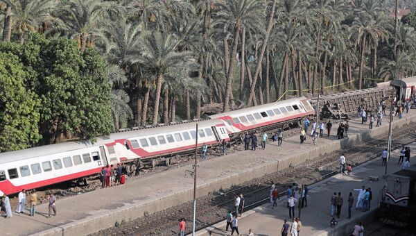 Пассажирский поезд, который сошел с рельсов в районе Аль-Бадрашень в провинции Гиза, к югу от столицы Египта в Каира.13 июля 2018