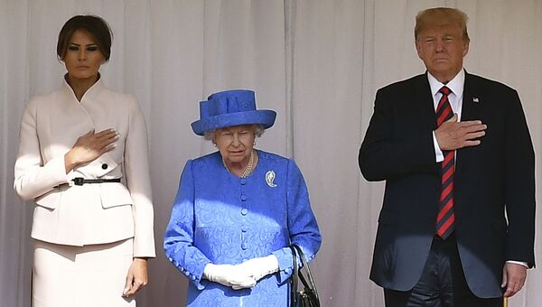 Президент США Дональд Трамп и его супруга Меланья во время встречи с королевой Великобритании с Елизаветой II. 13 июля 2018