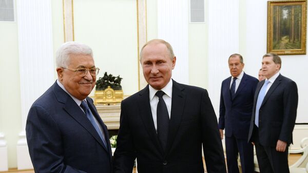 Президент РФ Владимир Путин и президент государства Палестина Махмуд Аббас во время встречи. 14 июля 2018