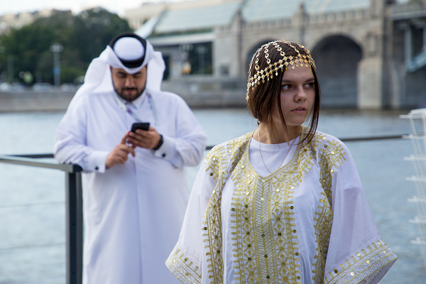 В презентационной зоне Катара можно сделать фото на память в национальном костюме