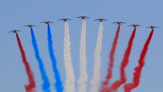 Самолеты французской пилотажной группы Patrouille de France во время традиционного военного парада в честь Дня взятия Бастилии в Париже.  14 июля 2018