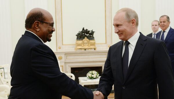 Президент РФ Владимир Путин и президент Республики Судан Омар аль-Башир во время встречи. 14 июля 2018