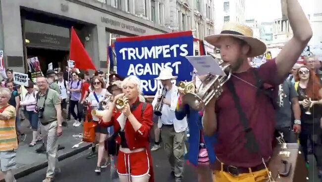 В Лондоне тысячи противников президента США Дональда Трампа провели второй раунд акций протеста, направленных против его визита в Великобританию