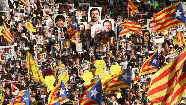 Масштабная акция с требованием освободить каталонских политиков, которых обвиняют в связи с незаконным референдумом о независимости 1 октября 2017 года, прошла в Барселоне