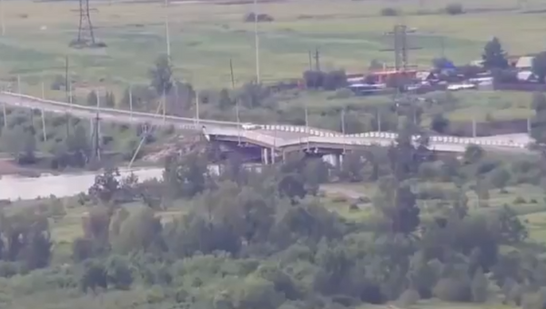 Момент обрушения автомобильного моста в Чите попал на видео