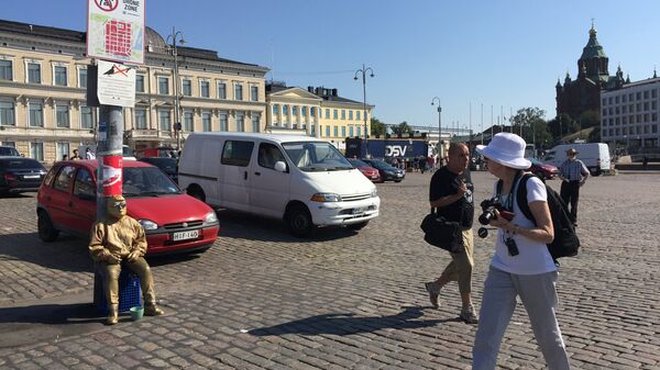 Двойник Трампа и туристы около президентского дворца в Хельсинки. 15 июля 2018
