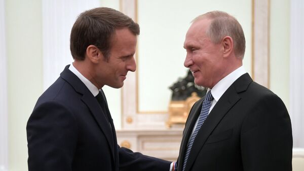 Владимир Путин и президент Франции Эммануэль Макрон во время встречи. 15 июля 2018