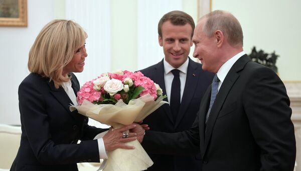 Владимир Путин и президент Франции Эммануэль Макрон с супругой Брижит во время встречи. 15 июля 2018