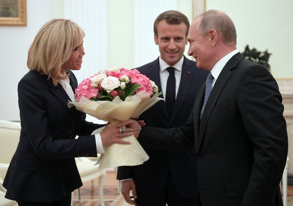 Владимир Путин и президент Франции Эммануэль Макрон с супругой Брижит во время встречи. 15 июля 2018 Владимир Путин и президент Франции Эммануэль Макрон с супругой Брижит во время встречи. 15 июля 2018