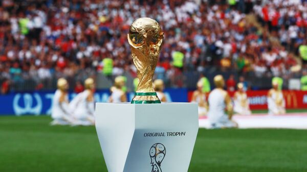 Кубок на церемонии закрытия чемпионата мира по футболу