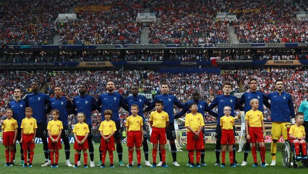 Игроки сборной Франции перед началом финального матча чемпионата мира по футболу между сборными Хорватии и Франции