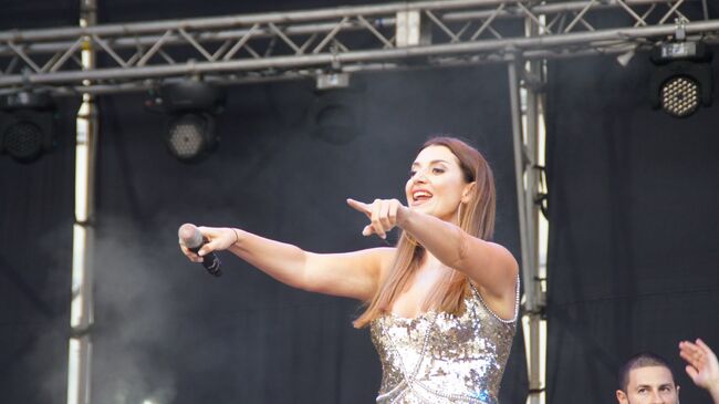 Российская исполнительница Жасмин выступила на праздничном концерте, посвященном Дню металлурга в Луганске