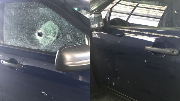 Следы обстрела, произошедшего  в американском городе Канзас-Сити, на машине внутри, которой находились полицейские. 16 июля 2018