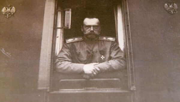 Фотография императора Николая II в окне вагона императорского поезда (май 1916 года) в музее святой царской семьи в Екатеринбурге