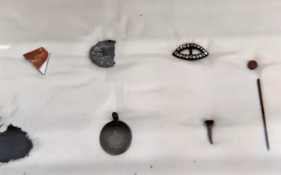 Остатки найденных в камине вещей, принадлежавших великим княжнам в Екатеринбурге, в доме Ипатьева, в музее святой царской семьи